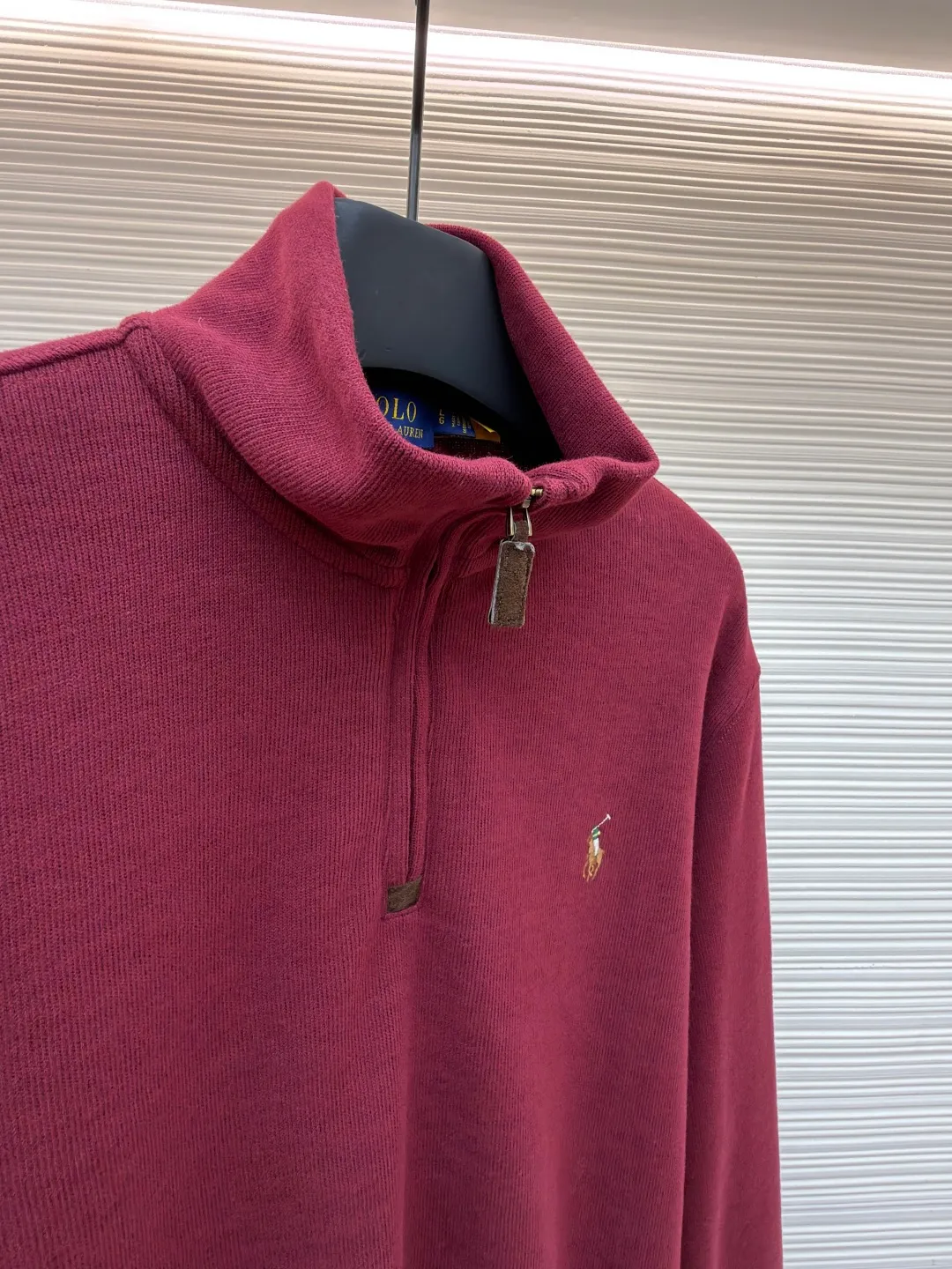 Ralph Lauren gold embroidered half turtleneck sweatshirt ●Original version: Purchased and developed at 1690 ●Item number: 1682169-A55 ●Fabric: Yayun essence cotton velvet fabric ●Technology: Embroidery production ●Color: Burgundy ●Version: Fitted version ●Weight: about 520 grams ●Size: S-M-L-XL ●Description: Customized Yayun essence cotton velvet fabric, soft and silky, comfortable and close to the skin With a pure black tone as the base color, the plaid twill trim is on the neckline, carrying the elegance and retro of British style. The exquisite golden pony logo is embellished with it. It has its own focus and is highly recognizable. The simple and smooth lines outline the overall outline. The half-zipper design is sublimated, casual yet stylish. In the name of design, it creates a new fashionable realm of sweatshirts. Adopt imported machine embroidery technology, use advanced computer control systems and precision mechanical components to achieve pony logo embroidery operations with high precision. The lines are smooth and delicate, and the fabrics have been washed. It has a better hand feel and texture, is not easy to deform, is not easy to shrink, is not easy to fade, and maintains long-term beauty. The overall wiring is straight and delicate, the fabric is comfortable and soft, and the color is consistent without color difference. It can be matched with the same style to create a fashionable look and control various occasions. Customized accessories, complete with three standards, same style for men and women!